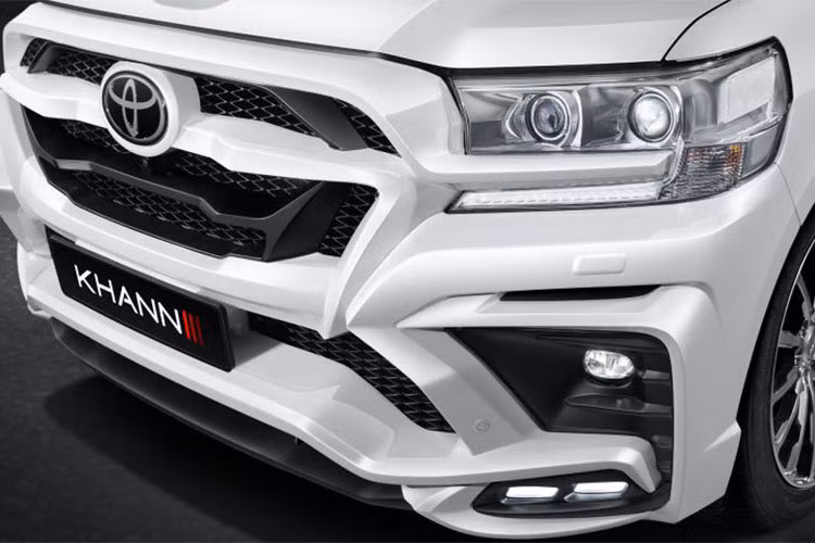 Ngoài ra, bản độ của Land Cruiser có tên gọi KHANN HRS Sport còn được chỉnh sửa lại thiết kế cụm đèn pha, tích hợp đèn dải đèn LED hoàn toàn mới. Cụm ống xả đôi lắp đặt phía sau được làm bằng sợi carbon.