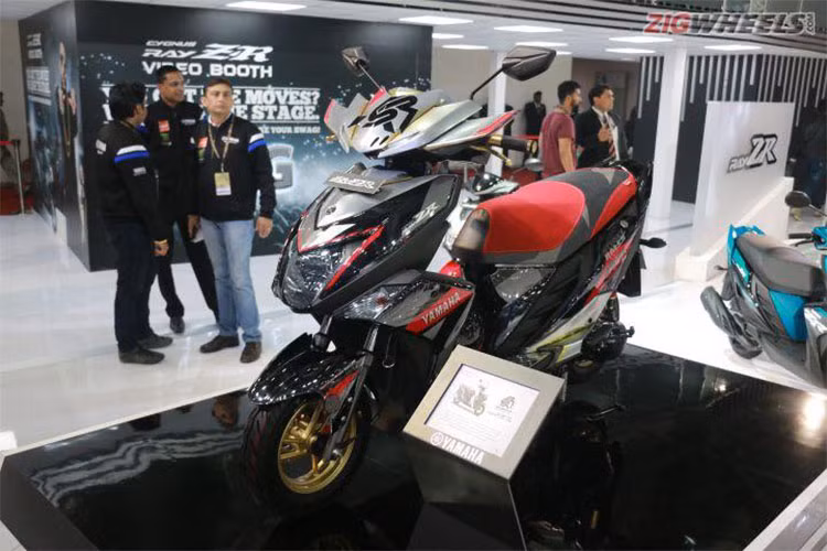 Động cơ của Yamaha Cygnus Ray ZR Street Rally là động cơ Blue Core mới với xylanh đơn, dung tích 113cc, SOHC, 2 van, làm mát bằng gió, sản sinh công suất 7,1 mã lực tại tua máy 7.500 vòng/phút và mômen xoắn cực đại 8,1 Nm tại tua máy 5.000 vòng/phút. Xe sử dụng hộp số vô cấp CVT và truyền động đến bánh sau qua dây curoa.