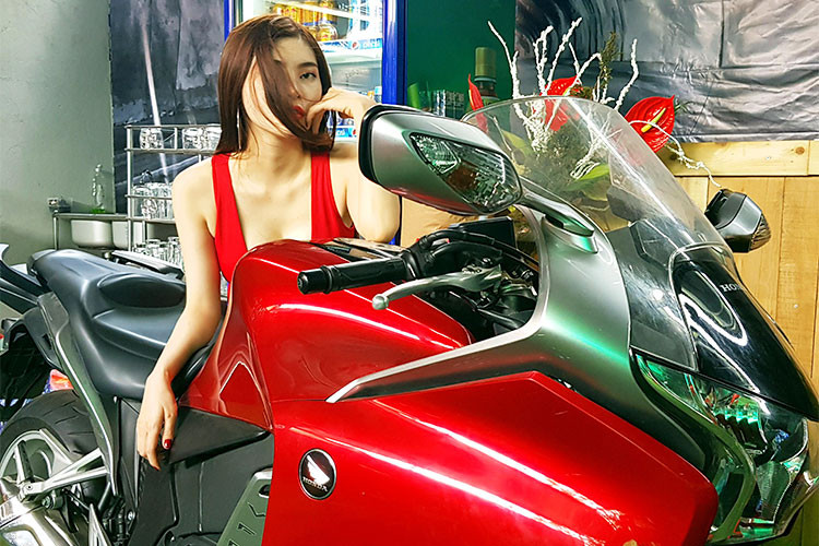 Honda VFR 1200F sở hữu sức mạnh đáng nể với khối động cơ V4 góc nghiêng 76 độ, dung tích 1.237 phân khối, làm mát bằng dung dịch. Động cơ này được thiết kế lại từ phiên bản động cơ của chiếc MotoGP Honda RC212V, sản sinh công suất 172 mã lực ở vòng tua máy 10.000 vòng/phút và mô-men xoắn cực đại 129Nm tại tốc độ vòng tua 8.750 vòng/phút.