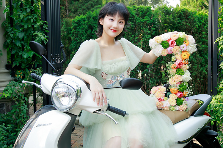 Hot girl Ceri mach ban chup anh cung Yamaha Janus sieu chat-Hinh-6