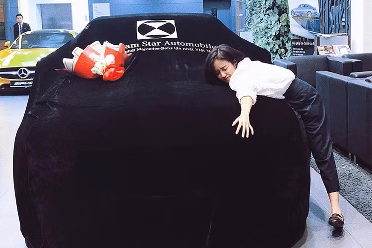 Phương Ly là em gái của ca sỹ Phương Linh, một hot girl 9X cùng thời với những người đẹp khác như Ngọc Thảo, Sa Lim hay Milan Phạm, mới đây, cô đã khiến cộng đồng mạng ghen tỵ khi tậu chiếc xe sang Mercedes-Benz C300 AMG màu đen bóng phân phối chính hãng.