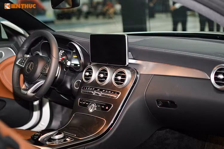 Ngoài những trang bị tiêu chuẩn vốn có của dòng C-Class, C300 AMG còn sở hữu một loạt tính năng đáng chú ý bao gồm: hệ thống treo khí nén AIRMATIC; hiển thị thông tin trên kính chắn gió (Head-up display); camera 360 độ; hệ thống hỗ trợ phòng ngừa va chạm Collision Prevention Assist Plus, hỗ trợ mở cốp sau khi cả hai tay đang mang/xách đồ...