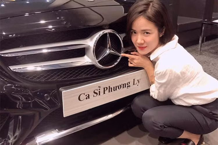 Với việc làm chủ nhân chiếc Mercedes-Benz C300 AMG giúp Phương Ly gia nhập vào câu lạc bộ những người nổi tiếng tậu Mercedes-Benz tại Việt Nam cùng với nhiều ca sĩ khác như Tim, Tuấn Hưng, Quang Hà, Ngô Kiến Huy, Miu Lê, Hương Tràm, Gil Lê và Di Băng...