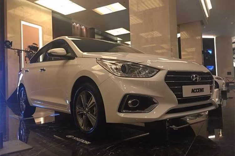 Theo một số nguồn tin, mẫu xe Hyundai Accent 2018 sẽ chính thức có mặt tại các đại lý Hyundai ở Việt Nam vào tháng 4/2018 tới. Hiện chưa có giá bán cụ thể của đối thủ dành cho Toyota Vios và Honda City tại Việt Nam. Tin đồn cho biết, Hyundai Accent 2018 sẽ có giá bán khởi điểm khoảng hơn 400 triệu đồng tại Việt Nam.
