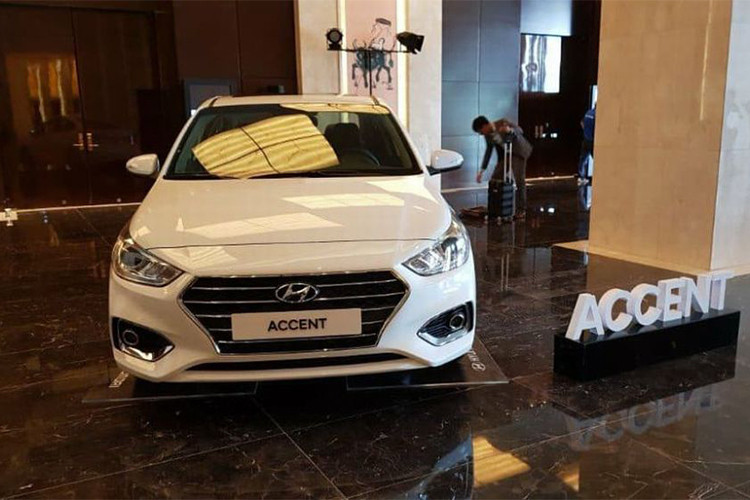 "Lột xác" hoàn toàn từ thế hệ cũ, một điểm dễ nhận thấy của Hyundai Accent mới đó là ngôn ngữ thiết kế Fluidic Sculpture 2.0 quen thuộc của hãng xe Hàn Quốc, với cụm lưới tản nhiệt lục giác hơi bóp thuôn ở phía dưới cùng các đèn pha LED sắc sảo tương tự dòng Elantra.