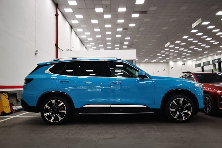 Ngoài màu sơn mới độc lạ, ngoại hình tổng thể của chiếc xe Chủ tịch VinFast President này không thay đổi nhiều ngoài các chi tiết mạ crom sáng bóng. Xe vốn được phát triển dựa trên nguyên mẫu Lux SA2.0. Do đó, thiết kế của gần như không có sự thay đổi quá đáng kể.