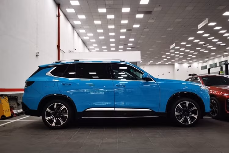 Ngoài màu sơn mới độc lạ, ngoại hình tổng thể của chiếc xe Chủ tịch VinFast President này không thay đổi nhiều ngoài các chi tiết mạ crom sáng bóng. Xe vốn được phát triển dựa trên nguyên mẫu Lux SA2.0. Do đó, thiết kế của gần như không có sự thay đổi quá đáng kể.