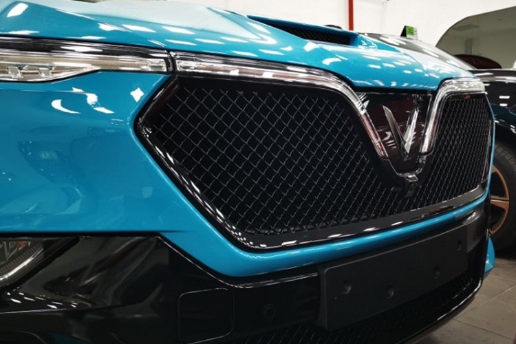 Trên mẫu SUV hạng sang Vinfast President nhà sản xuất cũng đã tinh chỉnh lại một số chi tiết quan trọng để điểm nhấn như phần nắp ca-pô với hốc hút gió nằm chính giữa giống các mẫu xe thể thao hiệu suất cao, phần logo, cản dưới, ốp trang trí, mâm xe, viền cửa sổ và giá nóc đều được mang màu sắc tương đồng.