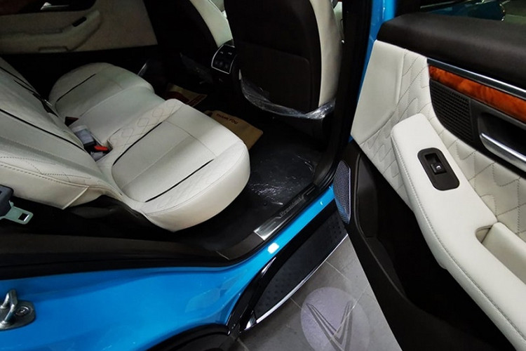 Đặc biệt, hàng ghế thứ 2 của xe rất rộng rãi với khoảng duỗi chân được tăng thêm tới 20 cm so với mẫu Lux SA2.0 khi có chiều dài cơ sở lớn và lên tới 3.133 mm. Thêm vào đó, nội thất trên VinFast President cũng được sử dụng loại da Nappa cao cấp đến từ Eagle Ottawa cùng gỗ ốp Veneer thượng hạng được sản xuất tại Ý.