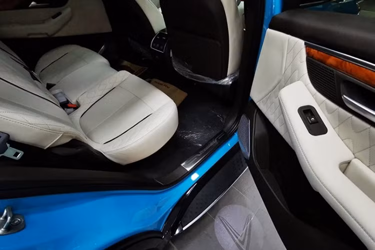 Đặc biệt, hàng ghế thứ 2 của xe rất rộng rãi với khoảng duỗi chân được tăng thêm tới 20 cm so với mẫu Lux SA2.0 khi có chiều dài cơ sở lớn và lên tới 3.133 mm. Thêm vào đó, nội thất trên VinFast President cũng được sử dụng loại da Nappa cao cấp đến từ Eagle Ottawa cùng gỗ ốp Veneer thượng hạng được sản xuất tại Ý.