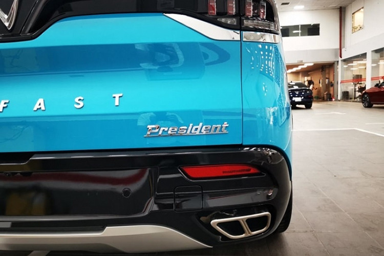 Ngoài ra, phần nóc xe cũng được bổ sung thêm giá nóc với kích thước lớn hơn và mặt ca-lăng dạng tổ ong khoẻ khoắn. Bên cạnh đó trên President, phần nắp ca-pô đã được bổ sung khe hút gió vào khoang động cơ, lưới tản nhiệt tổ ong, logo chữ V lớn cùng hệ thống camera 360 độ. Mâm xe của President với thiết kế đa chấu hai tông màu đẹp mắt.