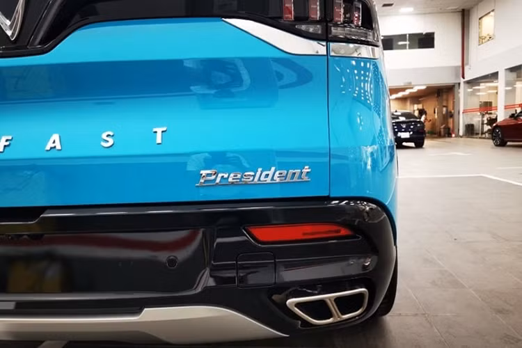 Ngoài ra, phần nóc xe cũng được bổ sung thêm giá nóc với kích thước lớn hơn và mặt ca-lăng dạng tổ ong khoẻ khoắn. Bên cạnh đó trên President, phần nắp ca-pô đã được bổ sung khe hút gió vào khoang động cơ, lưới tản nhiệt tổ ong, logo chữ V lớn cùng hệ thống camera 360 độ. Mâm xe của President với thiết kế đa chấu hai tông màu đẹp mắt.