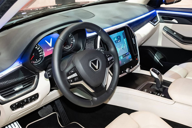 Các chi tiết bên trong xe với chất liệu da được sử dụng màu kem sữa, chỉ khâu là điểm nhấn và một vài đường màu đen giúp gia tăng tính thẩm mỹ cho xe. Xe sử dụng vật liệu gỗ cao cấp nằm trên mặt táp lô và cánh cửa.