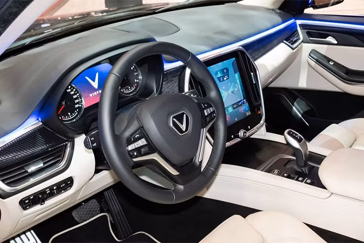 Các chi tiết bên trong xe với chất liệu da được sử dụng màu kem sữa, chỉ khâu là điểm nhấn và một vài đường màu đen giúp gia tăng tính thẩm mỹ cho xe. Xe sử dụng vật liệu gỗ cao cấp nằm trên mặt táp lô và cánh cửa.