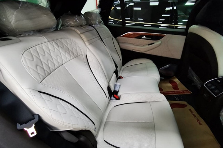 Chú trọng đặc biệt đến sự tiện nghi và thoải mái, VinFast President sở hữu không gian cabin với nhiều trang bị xịn xò như hàng ghế sau với các tính năng massage, sưởi và thông gió cho hàng ghế thứ nhất và thứ hai.