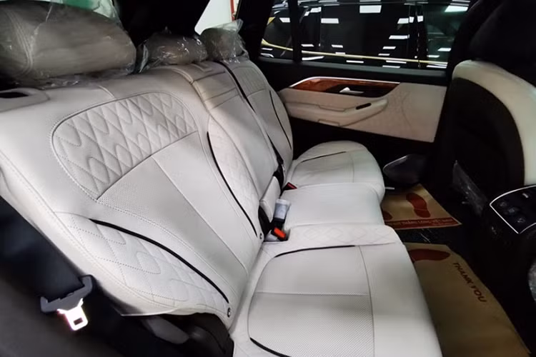 Chú trọng đặc biệt đến sự tiện nghi và thoải mái, VinFast President sở hữu không gian cabin với nhiều trang bị xịn xò như hàng ghế sau với các tính năng massage, sưởi và thông gió cho hàng ghế thứ nhất và thứ hai.