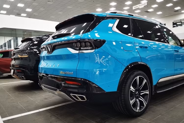 Xe chủ tịch VinFast President được trang bị khối động cơ V8 6.2L với công suất tối đa 420 mã lực, mô-men xoắn cực đại 624 Nm, kết hợp cùng hộp số tự động 8 cấp và hệ dẫn động 4 bánh toàn thời gian, VinFast President có thể tăng tốc từ 0-100 km/h trong 6,8 giây, đạt vận tốc tối đa gần 300 km/h.