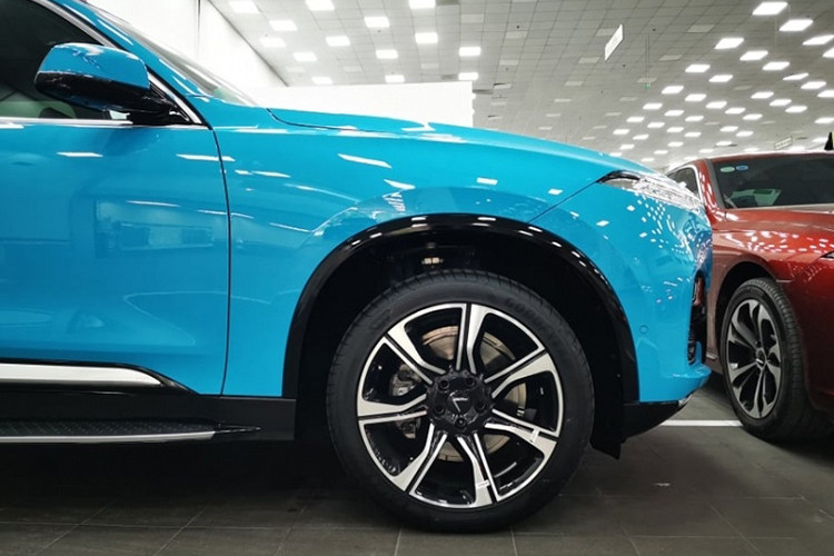 Ở phía sau, VinFast President nổi bật với phần logo tên xe màu bạc. Kết hợp với đó là bộ ống xả tứ tạo cái nhìn thể thao và không thua kém gì bất cứ mẫu xe hiệu suất cao nào trên thế giới. Chiếc trong bài viết được trang bị gói ngoại thất tiêu chuẩn, nhưng đã được chủ xe cá nhân hoá.