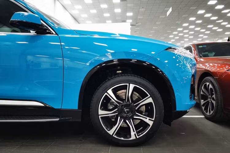 Ở phía sau, VinFast President nổi bật với phần logo tên xe màu bạc. Kết hợp với đó là bộ ống xả tứ tạo cái nhìn thể thao và không thua kém gì bất cứ mẫu xe hiệu suất cao nào trên thế giới. Chiếc trong bài viết được trang bị gói ngoại thất tiêu chuẩn, nhưng đã được chủ xe cá nhân hoá.