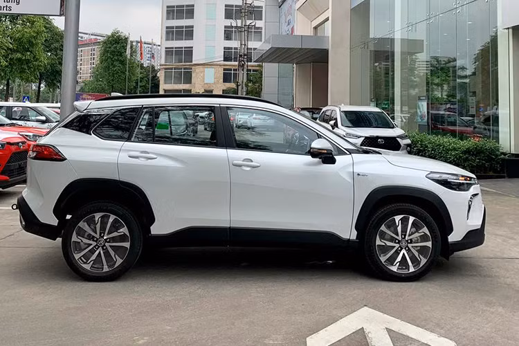 Về ngoại hình, Toyota Corolla Cross 2024 tại Việt Nam tiếp tục là xe nhập khẩu nguyên chiếc từ Thái Lan như trước. Do đó, không có gì ngạc nhiên khi xe chia sẻ một số thay đổi về mặt thiết kế và trang bị với Toyota Corolla Cross 2024 đang bán tại Thái Lan.