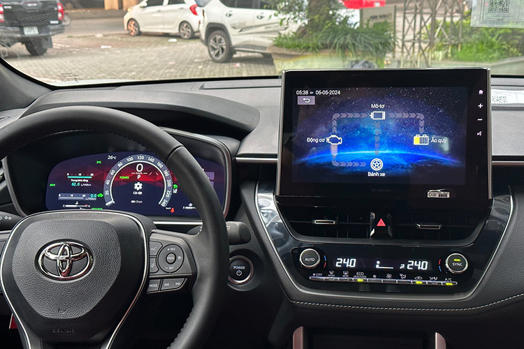 Riêng phiên bản 1.8 HEV sẽ có thêm tính năng kết nối Apple CarPlay và Android Auto không dây. Ngoài ra, cả 2 phiên bản của mẫu SUV cỡ B này đều có kính trần toàn cảnh mới. Khi mua mẫu SUV cỡ B này, khách hàng Việt Nam có thể chọn nội thất màu đen hoặc đỏ với đường chỉ khâu thực tế trên ghế da.