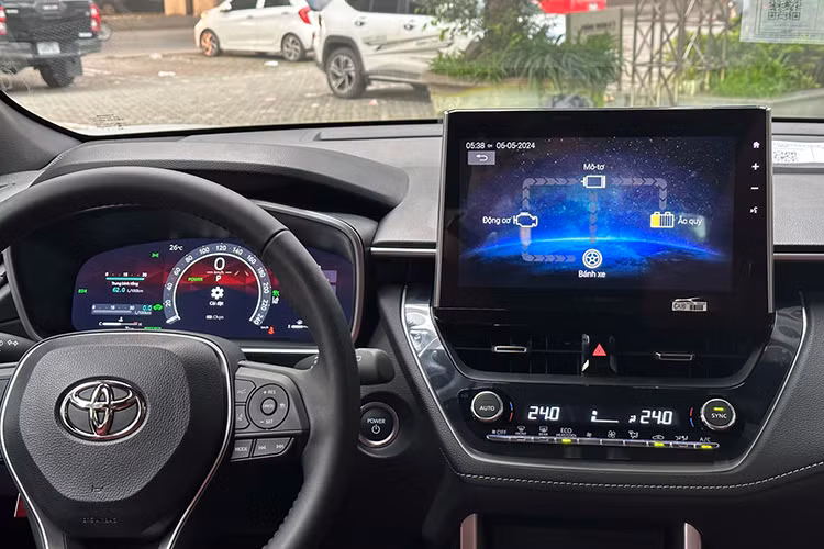 Riêng phiên bản 1.8 HEV sẽ có thêm tính năng kết nối Apple CarPlay và Android Auto không dây. Ngoài ra, cả 2 phiên bản của mẫu SUV cỡ B này đều có kính trần toàn cảnh mới. Khi mua mẫu SUV cỡ B này, khách hàng Việt Nam có thể chọn nội thất màu đen hoặc đỏ với đường chỉ khâu thực tế trên ghế da.