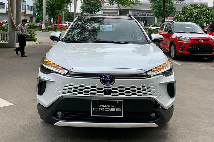 Cụ thể, mẫu SUV cỡ B này được trang bị lưới tản nhiệt với thiết kế dạng tổ ong hoàn toàn mới và cụm đèn LED có tên Crystalized sắc sảo hơn, tích hợp đèn báo rẽ dạng dòng chảy.