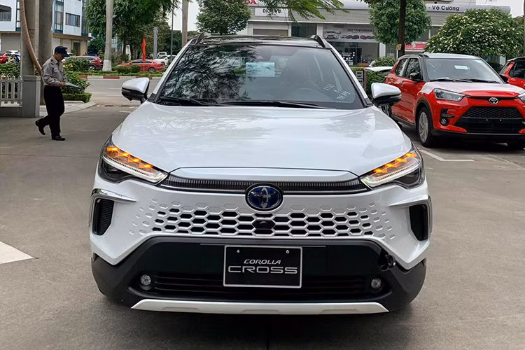 Cụ thể, mẫu SUV cỡ B này được trang bị lưới tản nhiệt với thiết kế dạng tổ ong hoàn toàn mới và cụm đèn LED có tên Crystalized sắc sảo hơn, tích hợp đèn báo rẽ dạng dòng chảy.