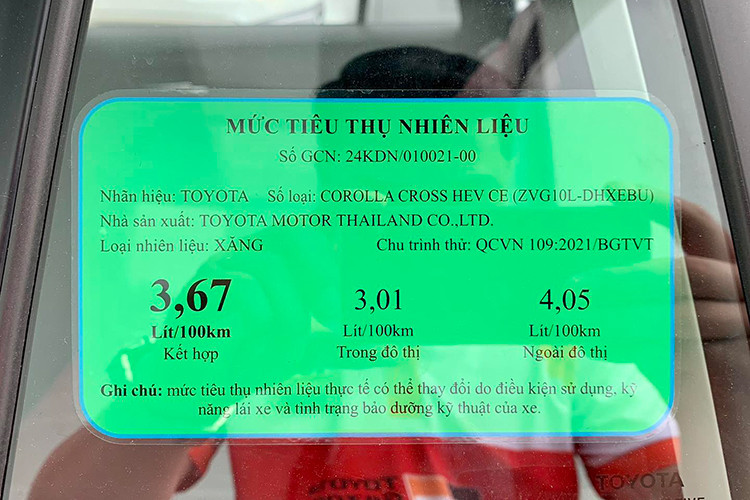 Trong khi đó, bản 1.8 HEV được trang bị hệ truyền động hybrid, bao gồm động cơ xăng 4 xi-lanh, dung tích 1.8L, cho công suất tối đa 97 mã lực và mô-men xoắn cực đại 142 Nm. Đi kèm với động cơ này là hộp số e-CVT và mô-tơ điện có công suất tối đa 72 mã lực cùng mô-men xoắn cực đại 163 Nm. Nhờ đó, bản 1.8 HEV chỉ tiêu thụ lượng xăng 3,01 lít/100 km khi di chuyển trong đô thị.