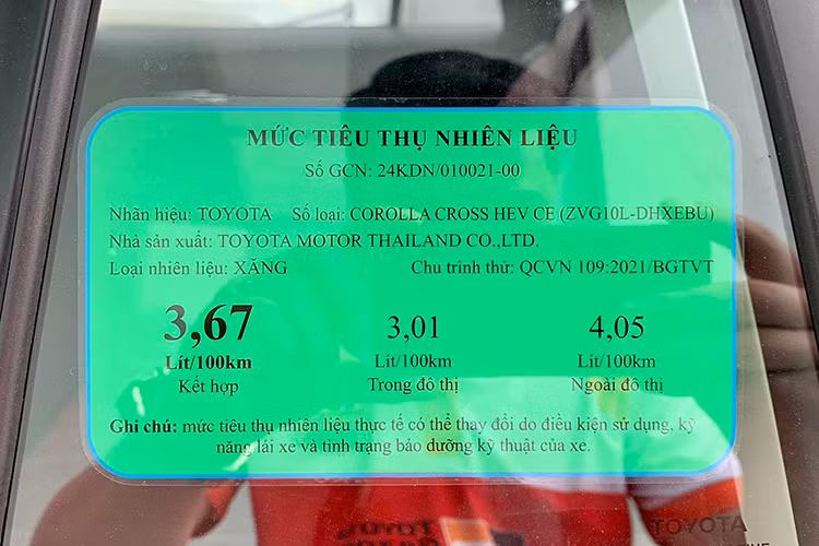 Trong khi đó, bản 1.8 HEV được trang bị hệ truyền động hybrid, bao gồm động cơ xăng 4 xi-lanh, dung tích 1.8L, cho công suất tối đa 97 mã lực và mô-men xoắn cực đại 142 Nm. Đi kèm với động cơ này là hộp số e-CVT và mô-tơ điện có công suất tối đa 72 mã lực cùng mô-men xoắn cực đại 163 Nm. Nhờ đó, bản 1.8 HEV chỉ tiêu thụ lượng xăng 3,01 lít/100 km khi di chuyển trong đô thị.