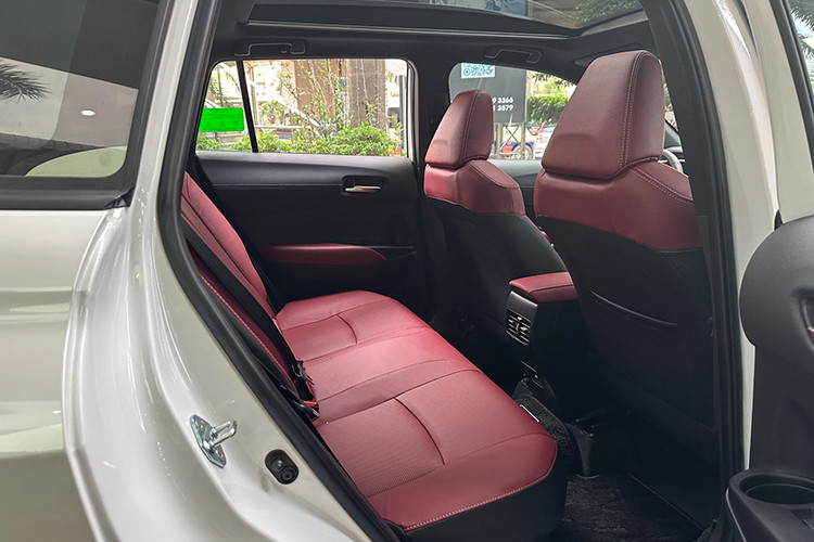 Bên cạnh đó là những tính năng an toàn khác như hệ thống cảnh báo điểm mù, cảnh báo phương tiện cắt ngang phía sau, cân bằng điện tử, hỗ trợ khởi hành ngang dốc, cảnh báo áp suất lốp, camera 360 độ, 8 cảm biến hỗ trợ đỗ xe và 7 túi khí cũng được trang bị cho xe. Phiên bản 1.8 HEV có thêm tính năng hỗ trợ phanh khi lùi.