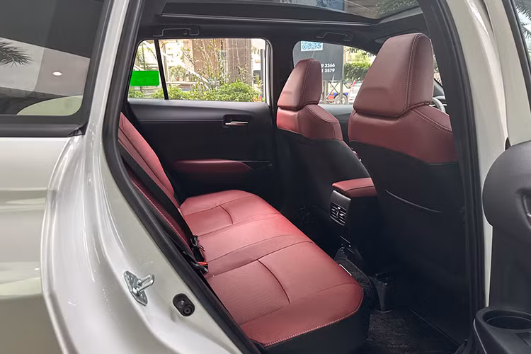 Bên cạnh đó là những tính năng an toàn khác như hệ thống cảnh báo điểm mù, cảnh báo phương tiện cắt ngang phía sau, cân bằng điện tử, hỗ trợ khởi hành ngang dốc, cảnh báo áp suất lốp, camera 360 độ, 8 cảm biến hỗ trợ đỗ xe và 7 túi khí cũng được trang bị cho xe. Phiên bản 1.8 HEV có thêm tính năng hỗ trợ phanh khi lùi.