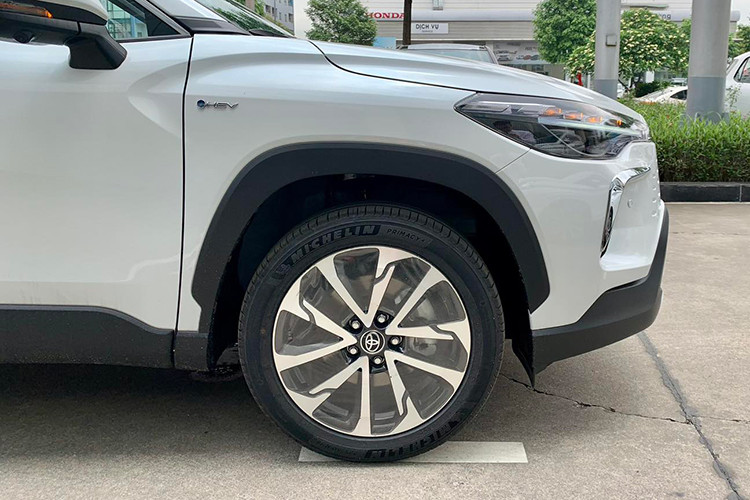 Đáng tiếc là động cơ của mẫu SUV cỡ B này không có gì thay đổi. Xe vẫn dùng động cơ 4 xi-lanh, dung tích 1.8L, tạo ra công suất cực đại 140 mã lực và mô-men xoắn cực đại 172 Nm, kết hợp với hộp số biến thiên vô cấp CVT-i, ở bản 1.8 V. 