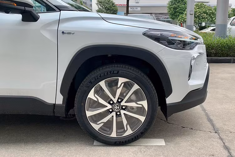 Đáng tiếc là động cơ của mẫu SUV cỡ B này không có gì thay đổi. Xe vẫn dùng động cơ 4 xi-lanh, dung tích 1.8L, tạo ra công suất cực đại 140 mã lực và mô-men xoắn cực đại 172 Nm, kết hợp với hộp số biến thiên vô cấp CVT-i, ở bản 1.8 V. 