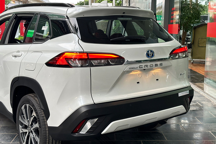 Tuy nhiên, xe Toyota Corolla Cross 2024 ở Việt Nam vẫn dùng vành 18 inch với thiết kế cũ. Trong khi đó, xe ở Thái Lan được trang bị bộ vành hợp kim 18 inch, phối 2 màu ấn tượng hơn.
