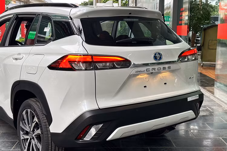 Tuy nhiên, xe Toyota Corolla Cross 2024 ở Việt Nam vẫn dùng vành 18 inch với thiết kế cũ. Trong khi đó, xe ở Thái Lan được trang bị bộ vành hợp kim 18 inch, phối 2 màu ấn tượng hơn.