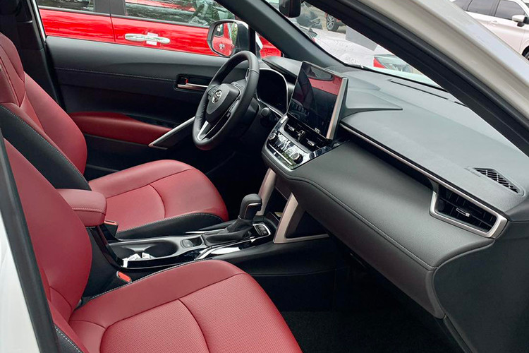 Tương tự phiên bản cũ, Toyota Corolla Cross 2024 vẫn có gói công nghệ an toàn chủ động Toyota Safety Sense với những tính năng như cảnh báo tiền va chạm, cảnh báo lệch làn và hỗ trợ giữ làn đường, đèn chiếu xa tự động, điều khiển hành trình chủ động,...