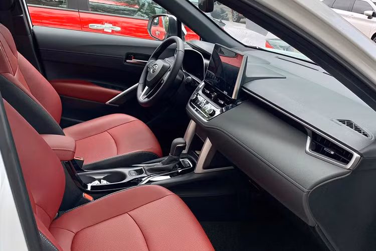 Tương tự phiên bản cũ, Toyota Corolla Cross 2024 vẫn có gói công nghệ an toàn chủ động Toyota Safety Sense với những tính năng như cảnh báo tiền va chạm, cảnh báo lệch làn và hỗ trợ giữ làn đường, đèn chiếu xa tự động, điều khiển hành trình chủ động,...