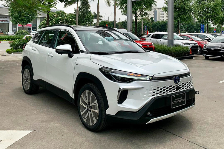 Mức giá xe Toyota Corolla Cross 2024 tại Việt Nam cho 2 phiên bản thay vì 3 như trước, đó là 1.8 V và 1.8 HEV tương ứng là 820 triệu và 905 triệu đồng. Với phiên bản màu trắng ngọc trai, giá xe sẽ tăng 8 triệu đồng. Xe sẽ được áp dụng chính sách bảo hành 5 năm hoặc 150.000 km, tùy điều kiện nào đến trước. Ắc quy điện trên phiên bản 1.8 HEV sẽ được bảo hành 7 năm hoặc 150.000 km. 