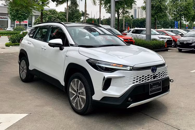 Mức giá xe Toyota Corolla Cross 2024 tại Việt Nam cho 2 phiên bản thay vì 3 như trước, đó là 1.8 V và 1.8 HEV tương ứng là 820 triệu và 905 triệu đồng. Với phiên bản màu trắng ngọc trai, giá xe sẽ tăng 8 triệu đồng. Xe sẽ được áp dụng chính sách bảo hành 5 năm hoặc 150.000 km, tùy điều kiện nào đến trước. Ắc quy điện trên phiên bản 1.8 HEV sẽ được bảo hành 7 năm hoặc 150.000 km. 