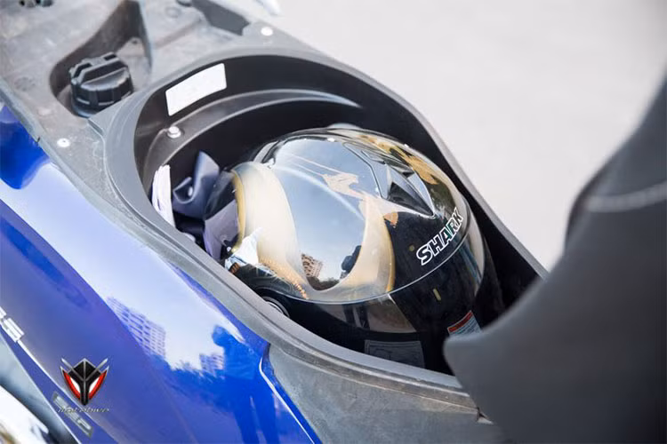 Chiều cao yên Suzuki Access 125 mới khá thấp, ở mức 733mm. Yên xe có thiết kế lớn và dày, sàn để chân rộng rãi nhằm mang lại cảm giác êm ái và thoải mái cho người dùng khi ngồi. Cốp xe được thiết kế tương đối rộng, để vừa một mũ bảo hiểm full và các vật dụng đơn giản khác.