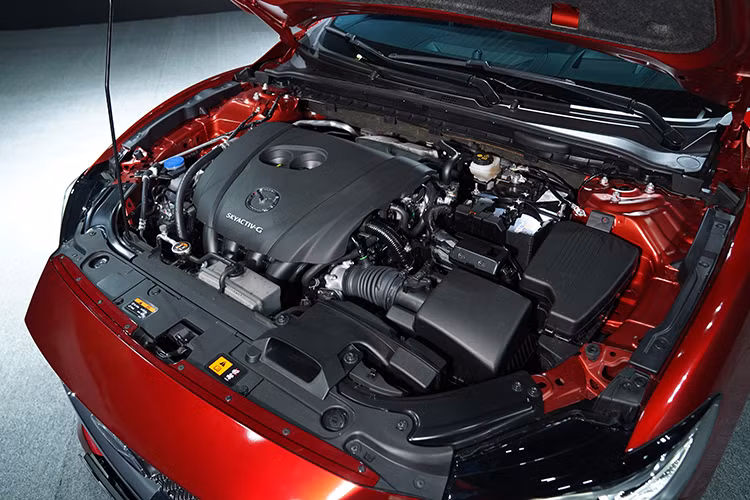 Các trang bị an toàn tiêu chuẩn gồm: 6 túi khí, Cảm biến trước sau; Camera lùi, Định vị GPS. Các phiên bản cao cấp được trang bị các tính năng an toàn thuộc gói i-Activsense như: Cảnh báo điểm mù (BSM), Đèn pha LED tự động thích ứng (ALH); Cảnh báo phương tiện cắt ngang khi lùi (RCTA); Cảnh báo lệch làn đường (LDWS).