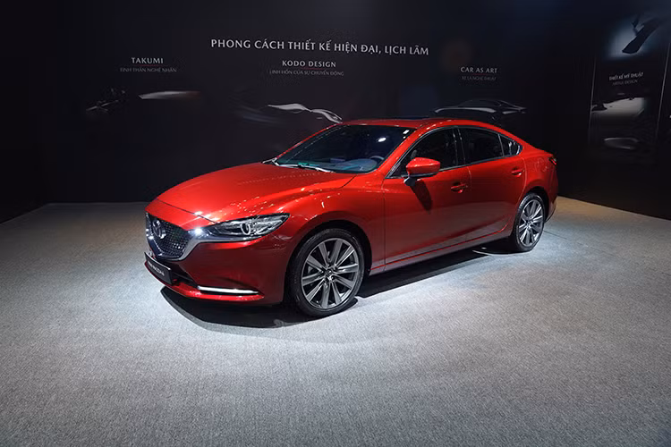 Mazda6 2020 tại Việt Nam có kích thước lớn hơn và có cùng phong cách thiết kế với All-New Mazda3 - mẫu xe đẹp nhất thế giới năm 2020. Ngôn ngữ thiết kế KODO thế hệ mới được áp dụng trên mẫu xe sedan kích cỡ lớn tạo ra vẻ đẹp nghệ thuật và tinh giản mang tính chuẩn mực cho New Mazda6 thế hệ mới.
