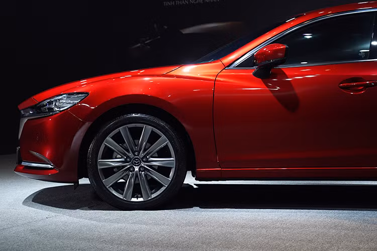 Thân xe dài, kết hợp hài hòa cùng mâm xe kích cỡ lớn tạo ấn tượng về sự mạnh mẽ, cuốn hút, nổi bật hơn với các màu sơn cao cấp, tôn vinh vẻ đẹp năng động và hiện đại. Đuôi xe gây ấn tượng với kiểu dáng thể thao qua các chi tiết mạ chrome kết hợp hài hoà với cản sau và ống xả kép, cùng hiệu ứng ánh sáng LED mới của cụm đèn hậu.