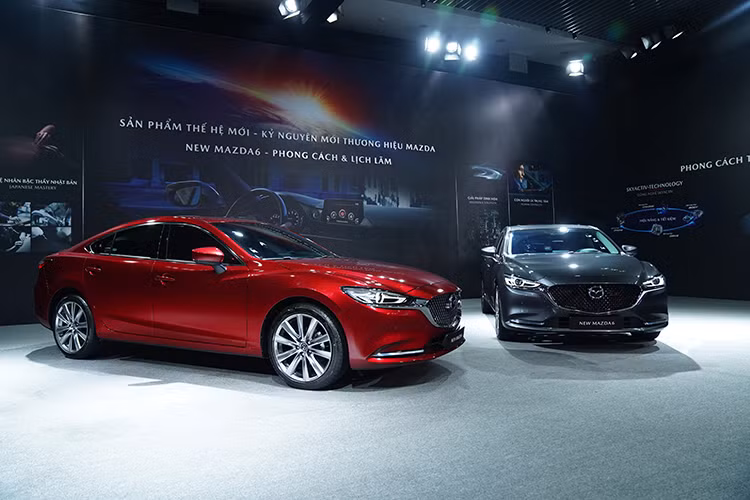 Ngoài ra, chiều dài cơ sở 2.830 mm đứng đầu phân khúc giúp New Mazda6 thế hệ mới vận hành ổn định hơn trước đây. Đặc biệt, khoảng sáng gầm xe lên tới 165 mm lớn nhất phân khúc gia tăng sự linh hoạt cho New Mazda6. Mâm xe hợp kim đa chấu kích thước 19 inch...
