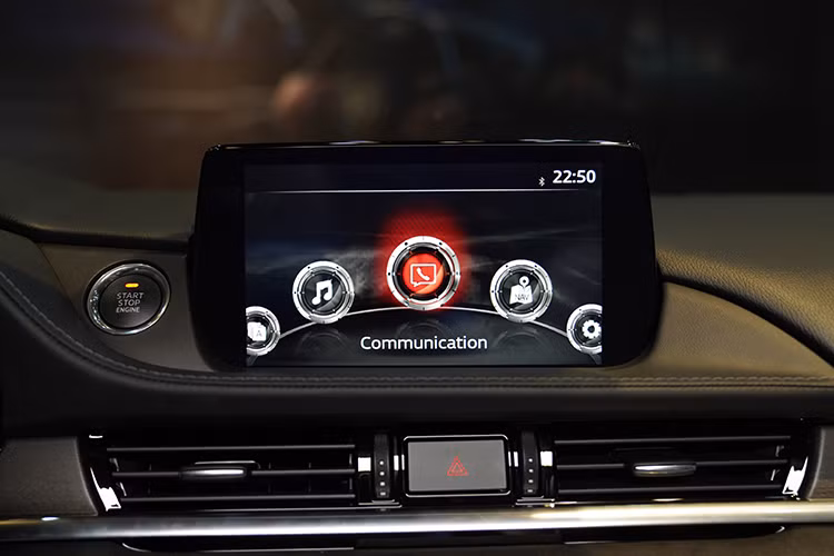 Tại thị trường Việt Nam, Mazda6 mới sẽ có 3 phiên bản, bao gồm Luxury, Premium và Signature Premium, mỗi phiên bản sẽ có các trang bị và tiện ích khác nhau. Trong đó, hai phiên bản Luxury và Premium trang bị động cơ Skyactiv-G 2.0L, phiên bản Signature Premium sử dụng động cơ Skyactiv-G 2.5L mạnh mẽ hơn.