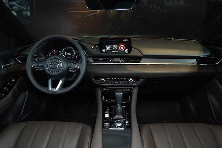 Không gian bên trong New Mazda6 được thiết kế tinh giản và hiện đại, hướng đến người lái. Khoang lái với các họa tiết liền mạch theo phương ngang, cụm điều khiển trung tâm được bố trí thuận tiện hơn, cột chữ A được thu gọn giúp mở rộng tầm quan sát. Chiều dài đệm ghế trước và sau lớn cùng độ cao từ sàn đến mặt ghế hàng phía sau cao nhất phân khúc tăng sự thoải mái cho người dùng trong những hành trình dài.