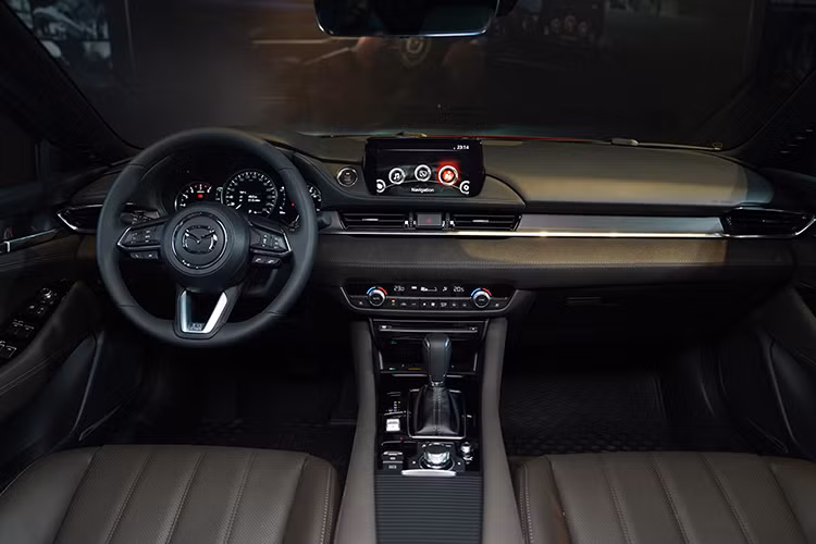 Không gian bên trong New Mazda6 được thiết kế tinh giản và hiện đại, hướng đến người lái. Khoang lái với các họa tiết liền mạch theo phương ngang, cụm điều khiển trung tâm được bố trí thuận tiện hơn, cột chữ A được thu gọn giúp mở rộng tầm quan sát. Chiều dài đệm ghế trước và sau lớn cùng độ cao từ sàn đến mặt ghế hàng phía sau cao nhất phân khúc tăng sự thoải mái cho người dùng trong những hành trình dài.