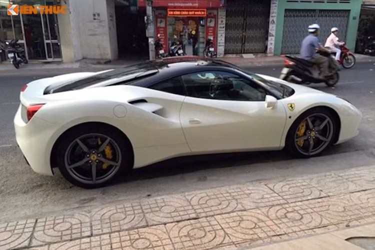 Siêu xe Ferrari 488 GTB sử dụng động cơ V8, tăng áp kép, dung tích 3,9 lít, sản sinh công suất tối đa 661 mã lực và mô-men xoắn cực đại 760 Nm. Kết hợp cùng hộp số ly hợp kép 7 tốc độ, "siêu ngựa" mất khoảng 3 giây để tăng tốc từ 0-100 km/h trước khi đạt vận tốc tối đa 330 km/h.