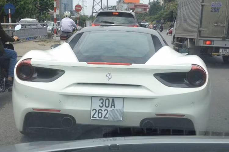 Siêu xe nhà Ferrari này từng khá nổi tiếng khi thuộc sở hữu của Cường "Đô-la" trong một thời gian dài trước khi được bán cho tay chơi đến từ Hà thành. Hiện chưa rõ mức giá giao dịch dành cho chiếc Ferrari 488 GTB này, chỉ biết rằng những "siêu ngựa" này từng được các công ty nhập khẩu tư nhân chào bán 14 đến 16 tỷ đồng.